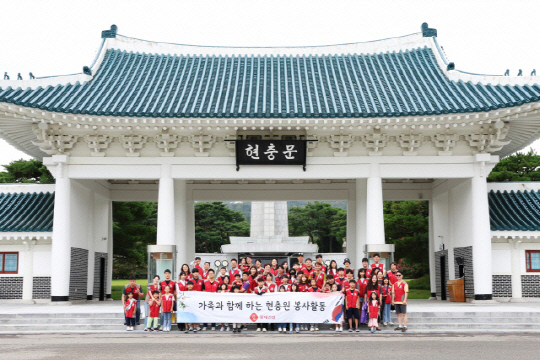 롯데건설 사내봉사단 '샤롯데 봉사단'이 지난 16일 립서울현충원을 방문해 묘역 단장 봉사활동을 진행하고 기념사진을 촬영하고 있다. 사진 롯데건설